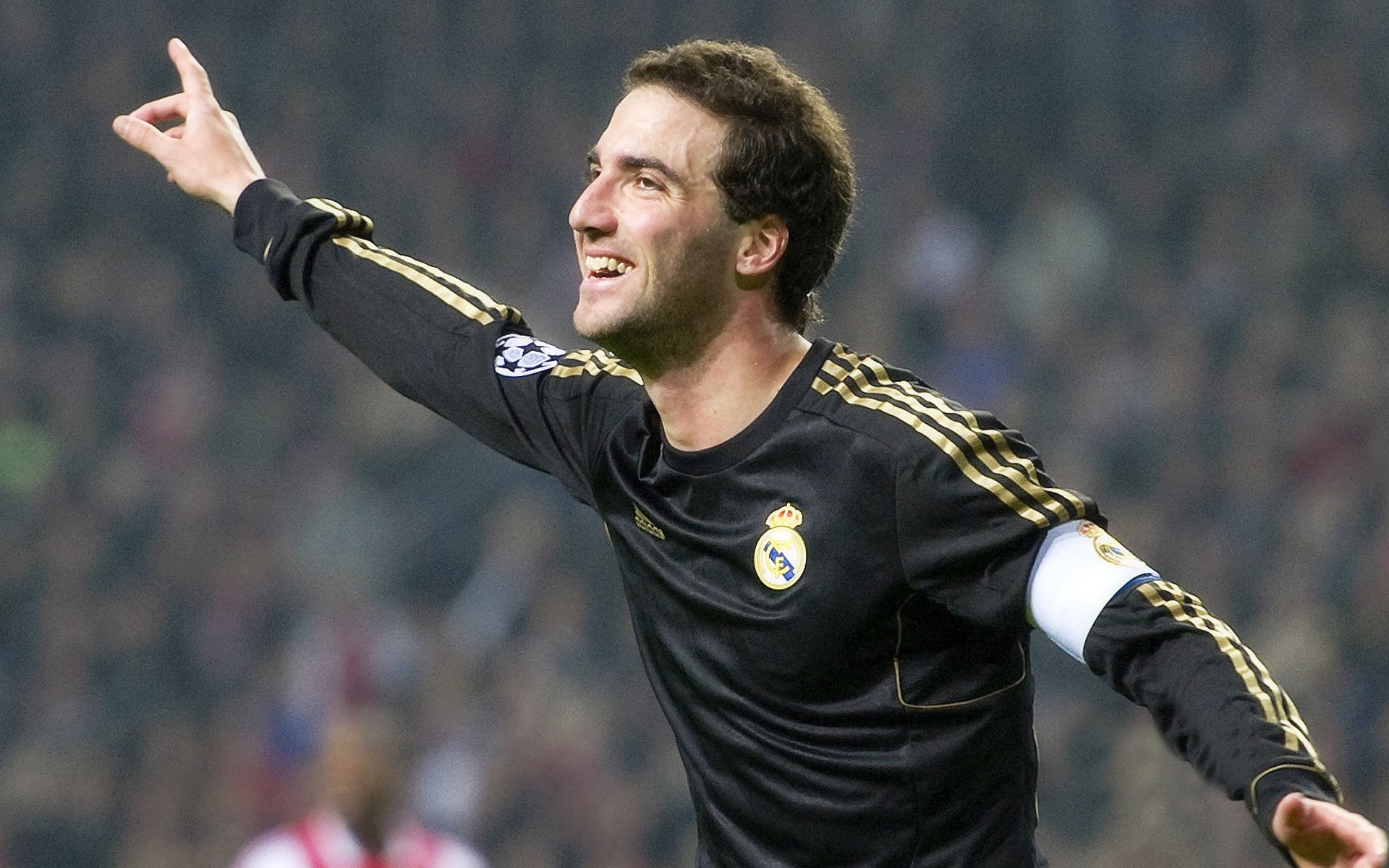 卡马文加导演黄潜风暴,比利亚雷亚尔火力全开压制多特蒙德