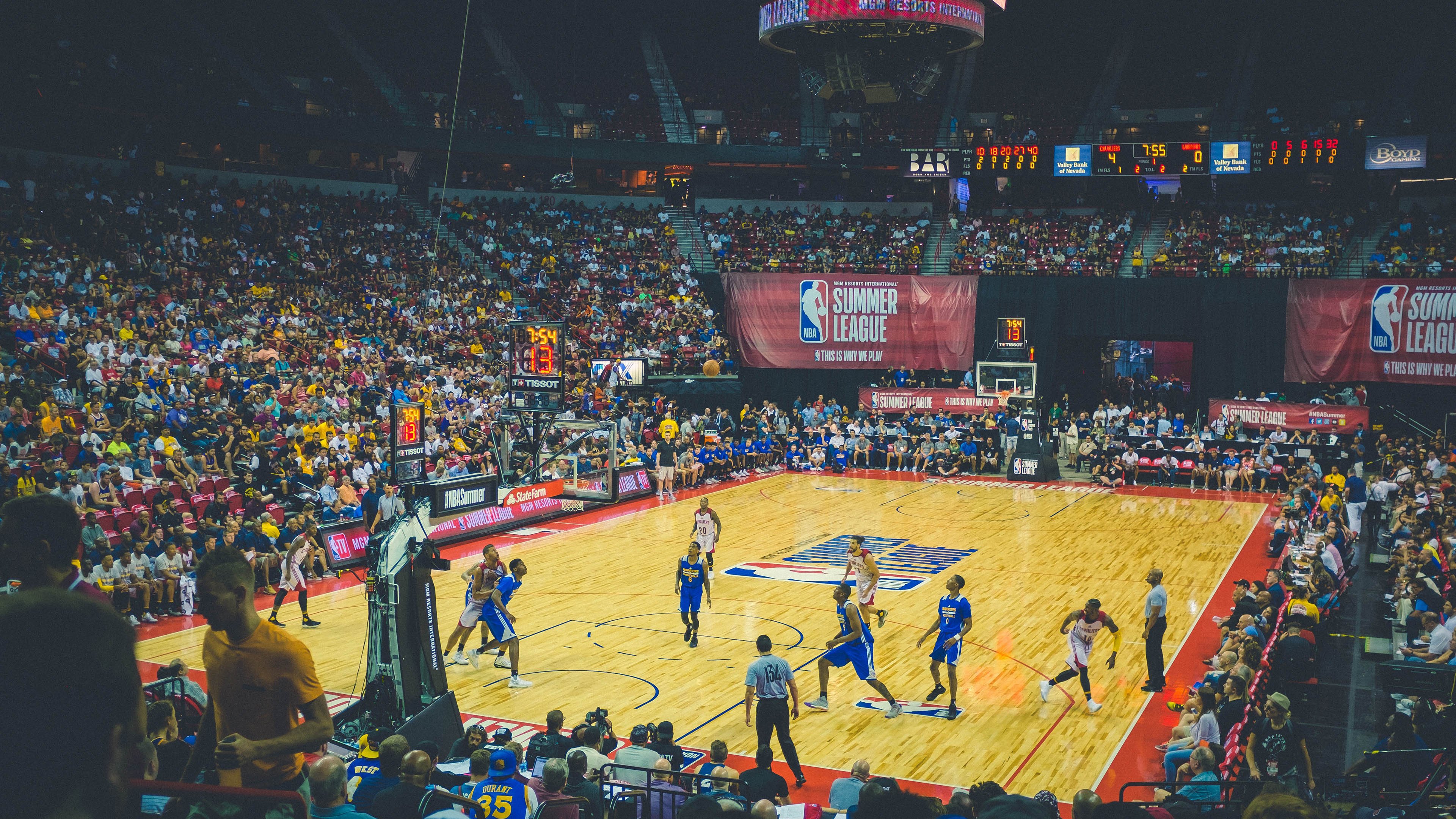 绝境中的神射手，布克压力下爆发，勇士碾压北京队背后的心理博弈